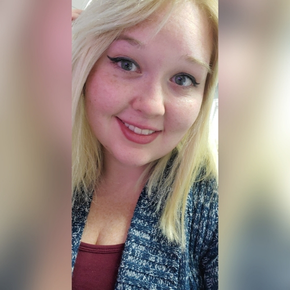 Meet your Posher, Nichole - Picture 2 of 4